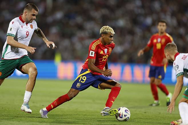 [소피아=AP/뉴시스] 스페인의 라민 야말이 4일(현지 시간) 불가리아 소피아의 바실 레프스키 국립 경기장에서 열린 2026 국제축구연맹(FIFA) 북중미 월드컵 유럽 예선 E조 1차전 불가리아와 경기 중 공을 몰고 있다. 조 1위 후보인 스페인이 3-0으로 불가리아를 완파했다. 2025.09.05.