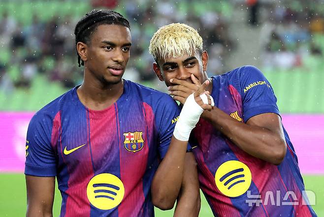 [대구=뉴시스] 이무열 기자 = 지난달 4일 대구 수성구 대구스타디움 경기장에서 열린 ‘FC바르셀로나 2025 아시아투어 에디션’ FC바르셀로나와 대구FC의 경기 시작 전 FC바르셀로나 라민 야말과 쥘 쿤데가 대화하고 있다. 2025.08.04. lmy@newsis.com