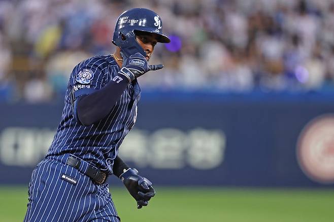 [서울=뉴시스] 프로야구 삼성 라이온즈 르윈 디아즈가 14일 대구 삼성라이온즈파크에서 열린 2025 신한 쏠뱅크 KBO리그 KT 위즈와의 경기에서 홈런을 터트린 뒤 세리머니를 펼치고 있다. (사진=삼성 라이온즈 제공) 2025.09.14. *재판매 및 DB 금지