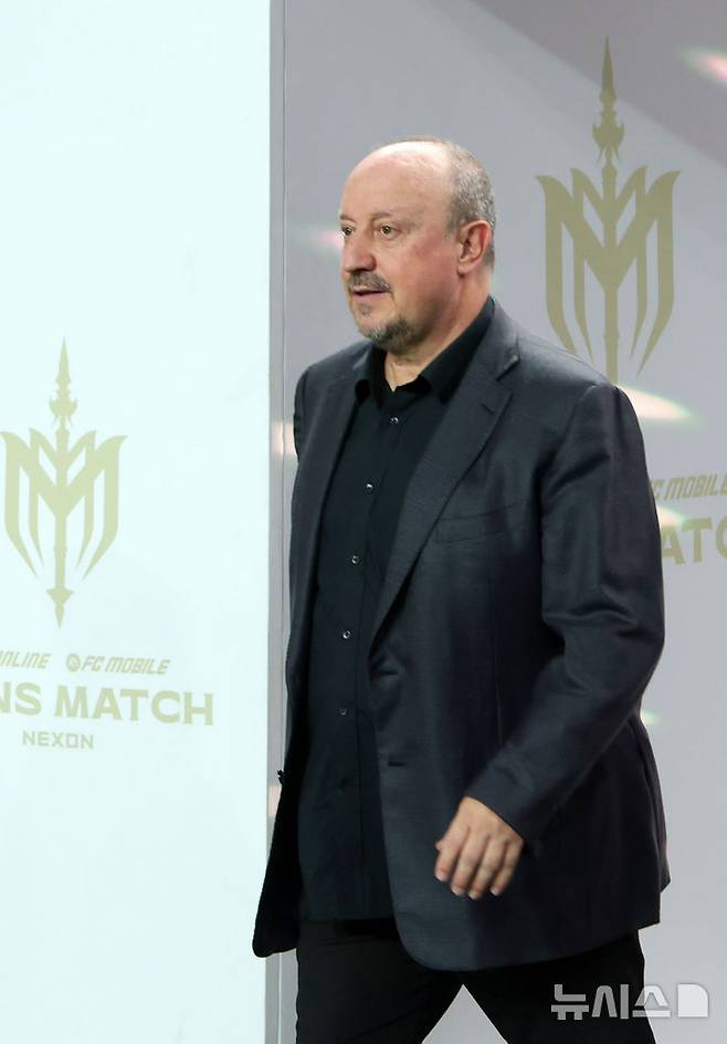 [서울=뉴시스] 홍효식 기자 = 14일 오후 서울 마포구 서울월드컵경기장에서 열린 넥슨 2025 아이콘 매치 FC 스피어(공격수팀)와 쉴드 유나이티드(수비수팀)의 경기, 쉴드 유나이티드 라파엘 베니테스 감독이 입장하고 있다. 2025.09.14. yesphoto@newsis.com