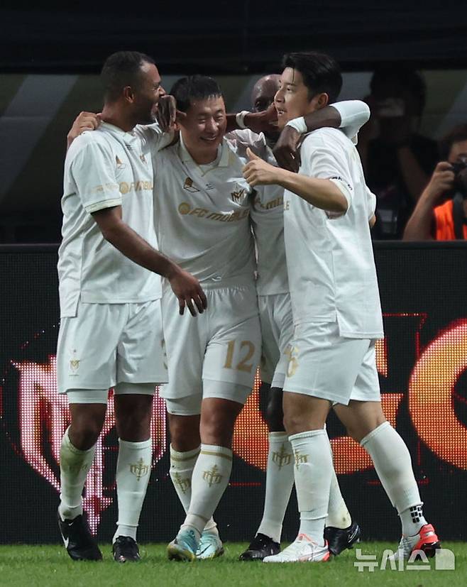 [서울=뉴시스] 홍효식 기자 = 14일 오후 서울 마포구 서울월드컵경기장에서 열린 넥슨 2025 아이콘 매치 FC 스피어(공격수팀)와 쉴드 유나이티드(수비수팀)의 경기, 쉴드 유나이티드 박주호가 골을 동료들과 기뻐하고 있다. 2025.09.14. yesphoto@newsis.com