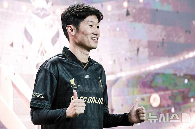 [서울=뉴시스] 정병혁 기자 = FC스피어 박지성이 13일 서울 마포구 서울월드컵경기장에서 열린 2025 넥슨 아이콘매치 이벤트매치에 입장하고 있다. 2025.09.13. jhope@newsis.com