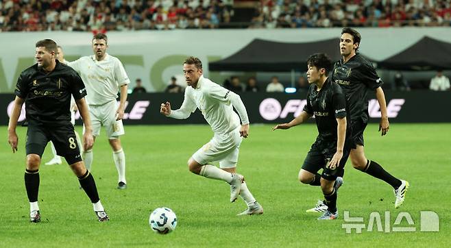 [서울=뉴시스] 홍효식 기자 = 14일 오후 서울 마포구 서울월드컵경기장에서 열린 넥슨 2025 아이콘 매치 FC 스피어(공격수팀)와 쉴드 유나이티드(수비수팀)의 경기, FC 스피어 박지성이 드리블하고 있다. 2025.09.14. yesphoto@newsis.com