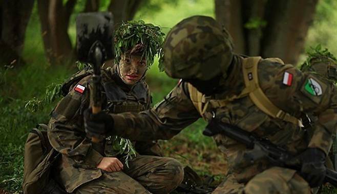 2025년 6월 24일 폴란드 브리니에보의 군사훈련소에서 예비군 편성 자원입대자가 참호 파는 훈련을 받으면서 교관의 지도를 받고 있다. 연합뉴스