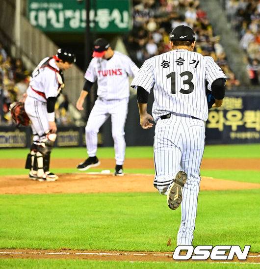 [OSEN=잠실, 지형준 기자] 13일 오후 서울 잠실구장에서 ‘2025 신한 SOL Bank KBO리그’ LG 트윈스와 KIA 타이거즈의 경기가 열렸다.LG는 임찬규, KIA는 이의리가 선발로 나섰다.8회초 1사 1,2루에서 LG 송승기가 마운드에 오르고 있다. 2025.09.13 /jpnews@osen.co.kr