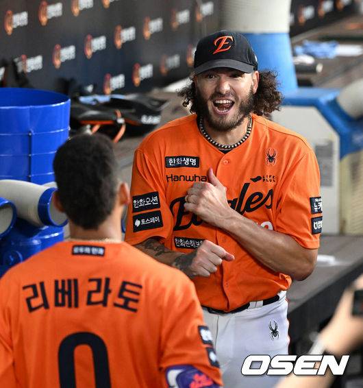 [OSEN=대전, 이대선 기자] 13일 오후 대전 한화생명볼파크에서 2025 신한 SOL Bank KBO리그 한화 이글스와 키움 히어로즈의 경기가 열렸다.한화는 폰세, 키움은 하영민을 선발 투수로 내세웠다.5회말 무사 만루에서 한화 리베라토가 우중월 만루 홈런을 치고 더그아웃에서 폰세와 환호하고 있다. 2025.09.13 /sunday@osen.co.kr