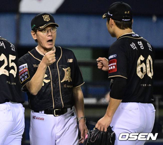 [OSEN=잠실, 조은정 기자]KT가 1위 LG의 80승 선착을 저지하고 4위 자리를 지켰다. 프로야구 KT 위즈는 11일 서울 잠실구장에서 열린 2025 신한 SOL뱅크 KBO리그 LG 트윈스와의 시즌 13차전에서 6-4 역전승을 거뒀다. KT 이강철 감독이 박영현과 승리를 기뻐하고 있다. 2025.09.11 /cej@osen.co.kr