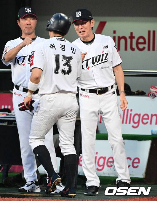 [OSEN=수원, 조은정 기자]3일 오후 수원KT위즈파크에서 ‘2025 신한 SOL BANK KBO리그’ KT 위즈와 롯데 자이언츠의 경기가 진행됐다.이날 경기에 KT는 헤이수스, 롯데는 감보아를 선발투수로 내세웠다. KT 이강철 감독이 1회말 1사 만루에서 KT 황재균의 선제 2타점 적시타에 득점을 올린 허경민을 맞이하고 있다. 2025.09.03 /cej@osen.co.kr
