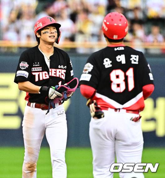 [OSEN=잠실, 지형준 기자] 13일 오후 서울 잠실구장에서 ‘2025 신한 SOL Bank KBO리그’ LG 트윈스와 KIA 타이거즈의 경기가 열렸다.LG는 임찬규, KIA는 이의리가 선발로 나섰다.5회초 2사 1루에서 KIA 박찬호가 좌중간 안타에 1루주자 윤도현이 실책을 틈타 동점 득점에 성공하자 기뻐하고 있다. 2025.09.13 /jpnews@osen.co.kr