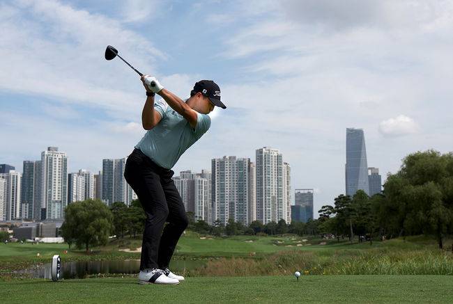 이태훈이 3번홀 드라이버 티샷을 하고 있다.