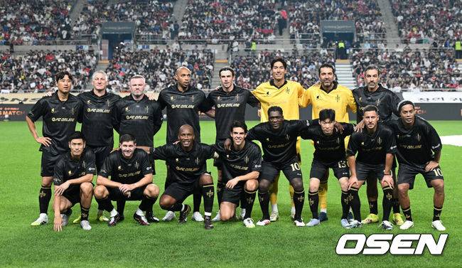 [OSEN=서울월드컵경기장, 이대선 기자] 14일 오후 서울월드컵경기장에서 '2025&nbsp;아이콘매치:&nbsp;창의 귀환,&nbsp;반격의 시작’ 경기가 열렸다.2025 아이콘매치는 넥슨 축구 게임 ‘FC 온라인’과 ‘FC 모바일’의 전설적 은퇴 선수들이 한국 경기장에서 펼치는 특별 경기다. 올해는 베일, 제라드, 카시야스가 새롭게 합류하고 아르센 벵거와 라파엘 베니테스 감독이 지략 대결을 펼친다.경기에 앞서 스피어 베스트 일레븐이 기념촬영을 하고 있다. 2025.09.14 /sunday@osen.co.kr