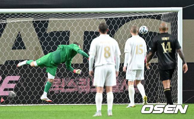 [OSEN=서울월드컵경기장, 이대선 기자] 14일 오후 서울월드컵경기장에서 '2025&nbsp;아이콘매치:&nbsp;창의 귀환,&nbsp;반격의 시작’ 경기가 열렸다.2025 아이콘매치는 넥슨 축구 게임 ‘FC 온라인’과 ‘FC 모바일’의 전설적 은퇴 선수들이 한국 경기장에서 펼치는 특별 경기다. 올해는 베일, 제라드, 카시야스가 새롭게 합류하고 아르센 벵거와 라파엘 베니테스 감독이 지략 대결을 펼친다.후반 실드 카시야스가 카카의 슛을 막아내고 있다. 2025.09.14 /sunday@osen.co.kr