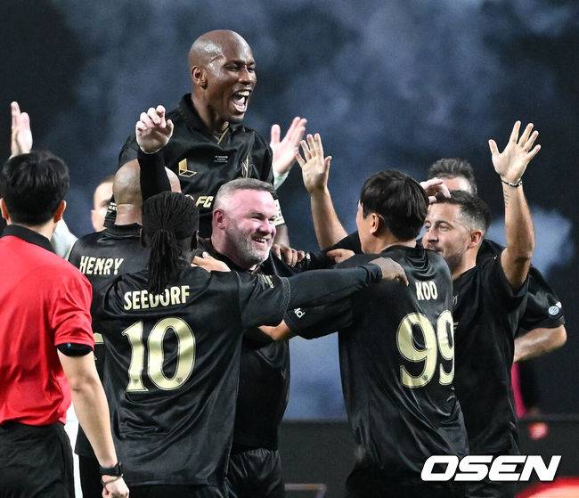 [OSEN=서울월드컵경기장, 이대선 기자] 14일 오후 서울월드컵경기장에서 '2025&nbsp;아이콘매치:&nbsp;창의 귀환,&nbsp;반격의 시작’ 경기가 열렸다.2025 아이콘매치는 넥슨 축구 게임 ‘FC 온라인’과 ‘FC 모바일’의 전설적 은퇴 선수들이 한국 경기장에서 펼치는 특별 경기다. 올해는 베일, 제라드, 카시야스가 새롭게 합류하고 아르센 벵거와 라파엘 베니테스 감독이 지략 대결을 펼친다.후반 스피어 루니가 선제골을 성공시키고 동료들과 환호하고 있다. 2025.09.14 /sunday@osen.co.kr