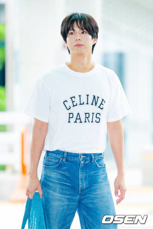 [OSEN=인천공항, 민경훈 기자] 배우 박보검이 12일 인천국제공항을 통해 말레이시아 쿠알라룸푸르로 출국했다.박보검은 단독 팬미팅 'PARK BO GUM 2025 FAN MEETING TOUR [BE WITH YOU]' 9월 13일 쿠알라룸푸르, 9월 17일 몬테레이, 9월 19일 멕시코시티, 9월 21일 상파울루, 9월 24일 산티아고를 방문해 투어를 이어간다.박보검이 출국장으로 향하고 있다. 2025.09.12 / rumi@osen.co.kr