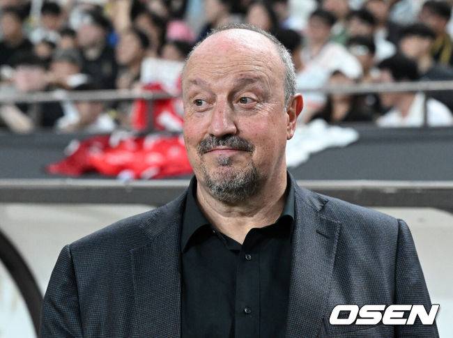 [OSEN=서울월드컵경기장, 이대선 기자] 14일 오후 서울월드컵경기장에서 '2025&nbsp;아이콘매치:&nbsp;창의 귀환,&nbsp;반격의 시작’ 경기가 열렸다.2025 아이콘매치는 넥슨 축구 게임 ‘FC 온라인’과 ‘FC 모바일’의 전설적 은퇴 선수들이 한국 경기장에서 펼치는 특별 경기다. 올해는 베일, 제라드, 카시야스가 새롭게 합류하고 아르센 벵거와 라파엘 베니테스 감독이 지략 대결을 펼친다.라파엘 베니테즈 감독이 그라운드를 바라보고 있다. 2025.09.14 /sunday@osen.co.kr