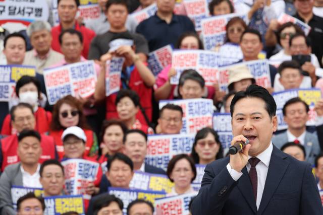 ▲국민의힘 장동혁 대표가 12일 서울 여의도 국회 본청 앞 계단에서 열린 '야당 탄압 독재정치 규탄 대회'에서 발언하고 있다. ⓒ연합뉴스