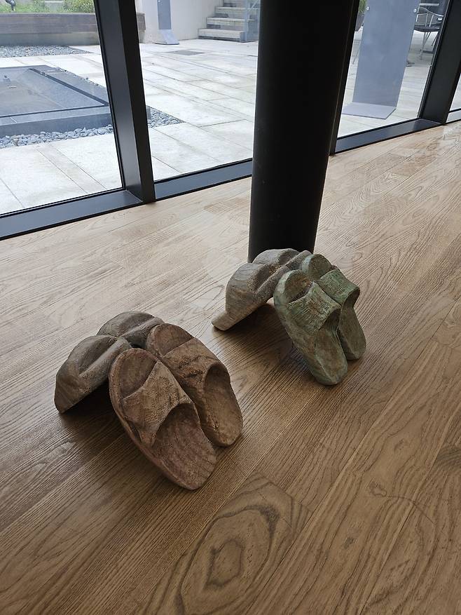 백연수&nbsp;‘슬리퍼’, 37×23×33㎝, 소나무, 2014. 박세준 기자