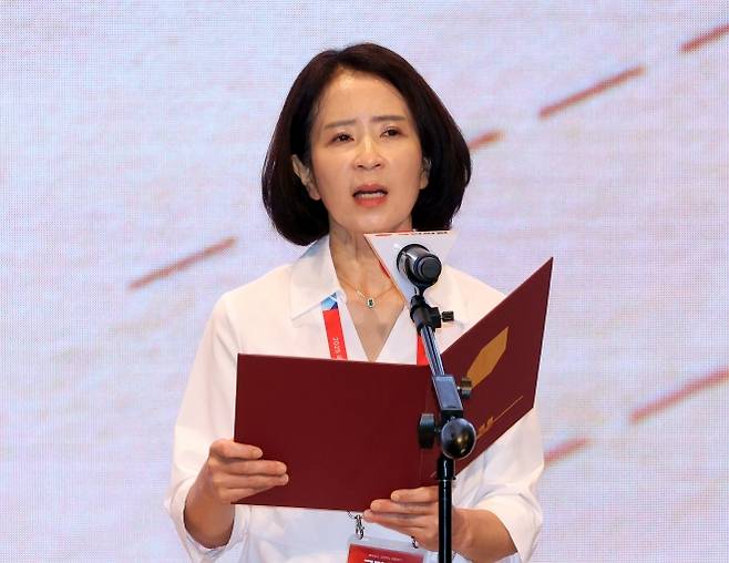 최수진 국민의힘 의원이 29일 오전 인천 중구 인천국제공항공사 항공교육원에서 열린 2025 국민의힘 국회의원 연찬회에서 직접 작성한 국민께 드리는 손편지를 낭독하고 있다. 뉴시스