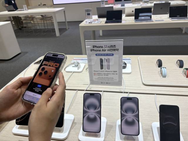 이마트 에이스토어에 아이폰17 제품이 진열되고 있다. 사진 제공=이마트