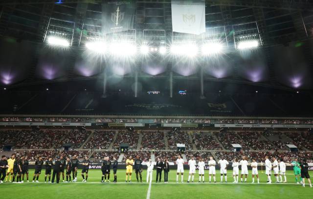 13일 오후 서울 마포구 서울월드컵경기장에서 열린 '2025 아이콘매치: 창의 귀환, 반격의 시작' 이벤트 매치에서 FC 스피어와 실드 유나이티드 선수들이 그라운드에 올라 있다. 뉴스1