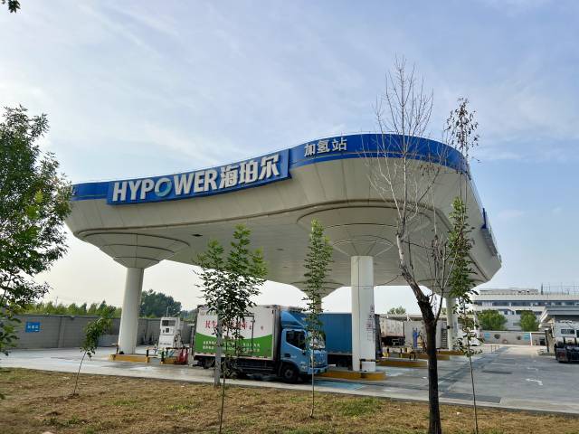 다싱국제수소에너지시범구에 위치한 세계 최대 수소충전소에 한 수소 냉장트럭이 충전을 하고 있다. 김광수특파원.