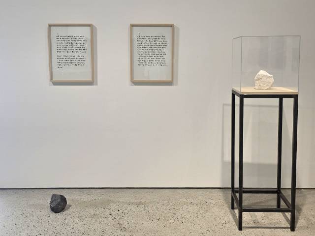 국제갤러리 부산에서 열리고 있는 안규철의 개인전 '열두 개의 질문'에 ‘두 개의 돌(2024)’이 설치돼 있다 /김경미 기자