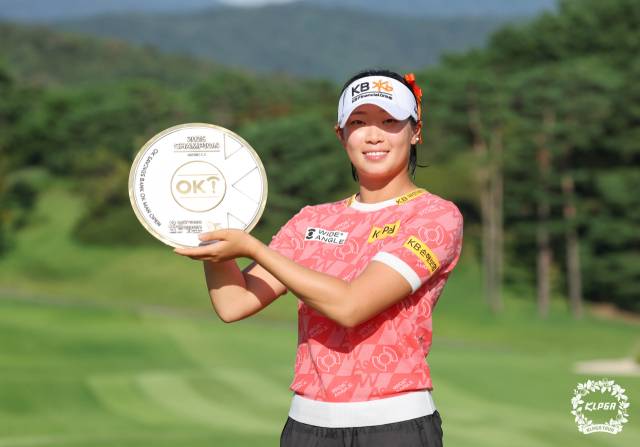 방신실이 14일 OK저축은행 읏맨 오픈에서 우승한 뒤 트로피를 들고 포즈를 취하고 있다. 사진 제공=KLPGA