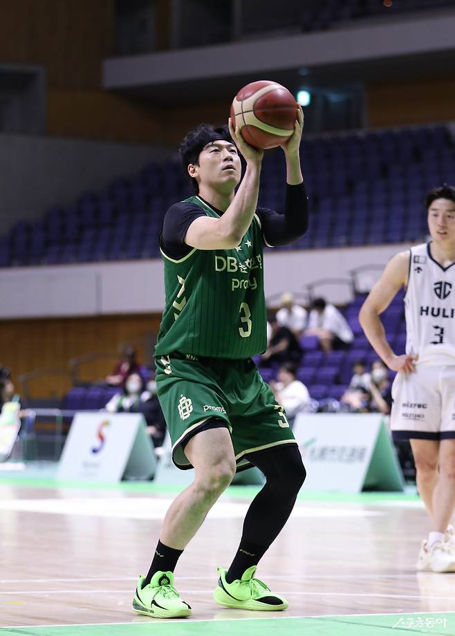 원주 DB 이정현이 13일 일본 홋카이도종합체육센터에서 열린 2025 레반가 컵 첫 경기 알티리 지바전 도중 자유투를 던지고 있다. 2024~2025시즌 종료 후 FA 자격을 얻어 DB로 이적한 이정현은 팀의 주장을 맡아 선수단을 이끌고 있다. 사진제공｜점프볼