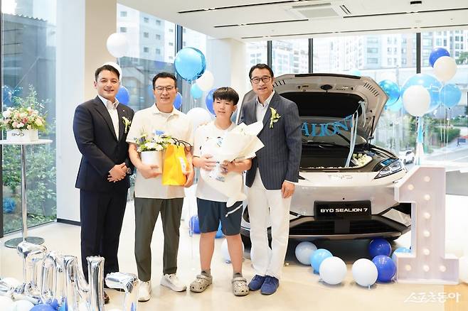 &nbsp;BYD코리아가&nbsp;10일&nbsp;부산&nbsp;동래&nbsp;전시장에서&nbsp;씨라이언&nbsp;7의&nbsp;첫&nbsp;출고식을&nbsp;진행했다. DT네트웍스&nbsp;권혁민&nbsp;대표이사,&nbsp;씨라이언&nbsp;7&nbsp;첫번째&nbsp;고객&nbsp;가족, BYD&nbsp;아·태&nbsp;자동차&nbsp;영업사업부&nbsp;류쉐량&nbsp;총경리(왼쪽부터). 사진제공 ｜&nbsp;BYD코리아