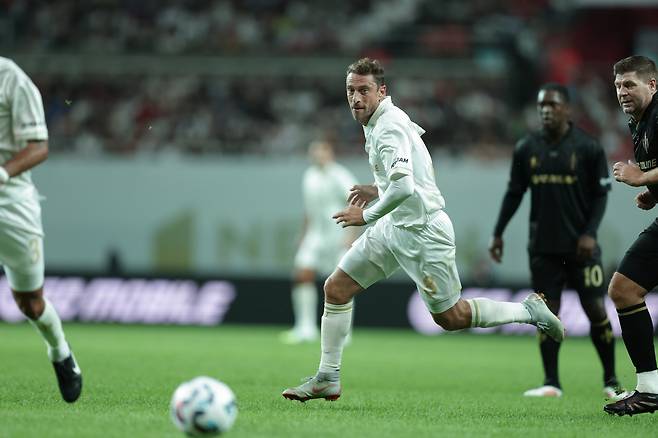 ‘2025 아이콘 매치: 창의 귀환, 반격의 시작’이 14일 서울월드컵경기장을 가득 메우며 성황리에 열렸다. 경기 도중 달리는 실드 유나이티드 클라우디오 마르키시오. 사진제공｜넥슨