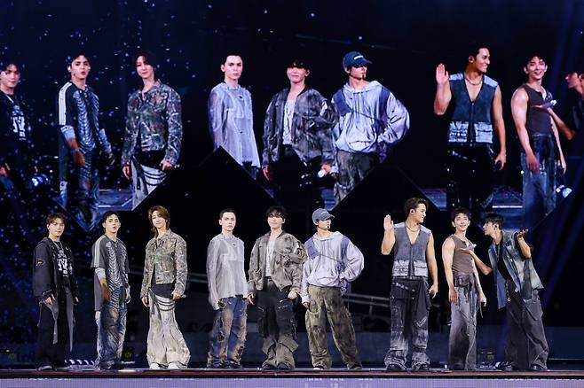 케이팝 대표 보이그룹 세븐틴이 데뷔 10주년을 기념해 월드투어 ‘뉴_’에 돌입했다. 이번 콘서트는 세븐틴이 팀으로서, 또 개인으로서도 ‘완성형 아티스트’로 자리매김했음을 입증하는 자리. 인천에서 시작해 홍콩, 북미, 일본으로 이어진다. 사진제공 | 플레디스 엔터테인먼트