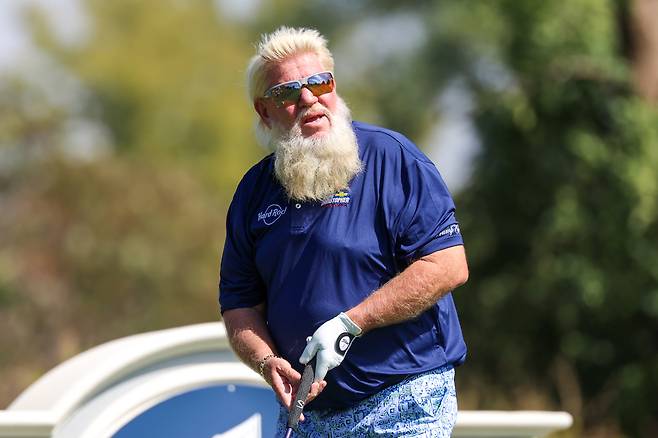 존 댈리가 지난 13일 미국 사우스다코타주 수폴스의 미네하하 컨트리클럽에서 열린 샌퍼드 인터내셔널 1라운드 도중 4번 홀에서 티샷을 한 뒤 날아가는 공을 바라보고 있다. 게티이미지코리아