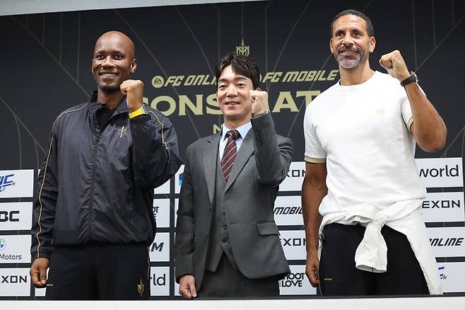 ▲ 디디에 드로그바(왼쪽부터), 박정무 넥슨 사업부사장, 리오 퍼디난드가 13일 서울월드컵경기장 기자회견실에서 열린 2025 아이콘매치 미디어데이에서 기념촬영하고 있다. ⓒ연합뉴스