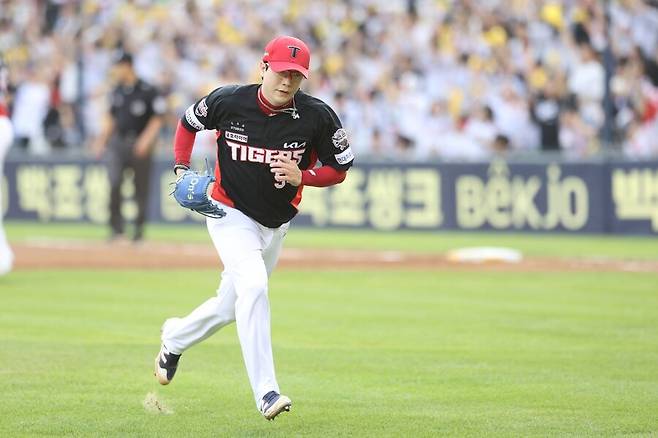 ▲ 2이닝 동안 5개의 볼넷을 내주며 어려운 경기를 한 양현종 ⓒKIA타이거즈