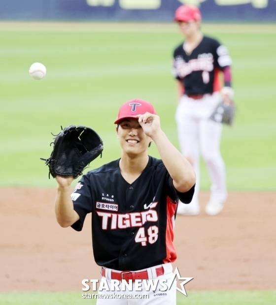 KIA 선발투수 이의리가 13일 잠실구장에서 열린 2025KBO리그 LG트윈스와 KIA타이거즈 경기 2회말 문보경의 땅볼을 처리한 후 미소짓고 있다.  /사진=강영조 선임기자