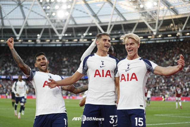 웨스트햄전에서 골을 기록한 루카스 베리발(오른쪽), 미키 반더벤(가운데). /AFPBBNews=뉴스1