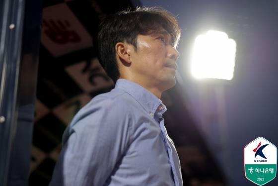 변성환 수원 삼성 감독이 13일 오후 7시 목동운동장에서 열린 하나은행 K리그2 2025 29라운드 경기를 바라보고 있다. /사진=한국프로축구연맹 제공