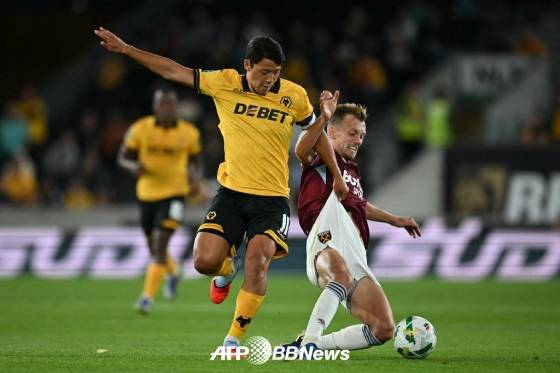 영국 몰리뉴 스타디움에서 열린 웨스트햄 유나이티드와의 2025~2026 카라바오컵(리그컵) 2라운드(64강)에 선발 출전해 주장 완장을 차고 81분을 소화한 울버햄튼 황희찬. /AFPBBNews=뉴스1