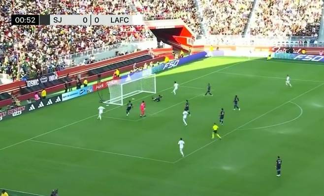 로스앤젤레스(LA)FC 손흥민이 14일(한국시간) 미국 캘리포니아주 샌타클래라의 리바이스 스타디움에서 열린 산호세 어스퀘이크스와의 미국 프로축구 메이저리그사커(MLS) 정규리그 원정 경기에 득점한 순간. 공이 골 라인을 넘어선 시점 중계화면 시간은 52초였다. /사진=중계화면 캡처
