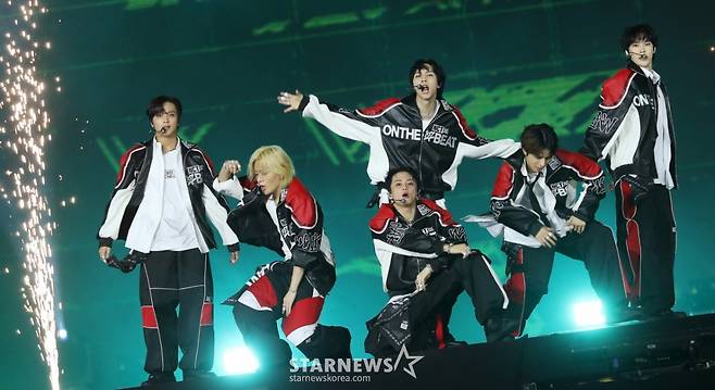 그룹 NCT127이 지난 27일 오후 태국 방콕 임팩트 챌린저 홀 1-2(IMPACT Challenger Hall 1-2)에서 진행된 '제 9회 아시아 아티스트 어워즈'(The 9th Asia Artist Awards, 이하 'AAA 2024')'에 참석해 멋진 무대를 선보이고 있다.   NCT127은 이날 'AAA 2024'에서 대상 '올해의 스테이지', 'AAA 베스트 아티스트'를 수상했다. /사진=김창현 chmt@