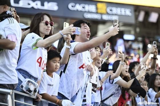 14일 오전 9시 30분(한국시간) 미국 캘리포니아주 샌타클래라 리바이스 스타디움에서 열린 MLS 정규리그 산호세 어스퀘이크스 원정 경기에 출전한 손흥민 사진을 찍는 팬들. /AFPBBNews=뉴스1