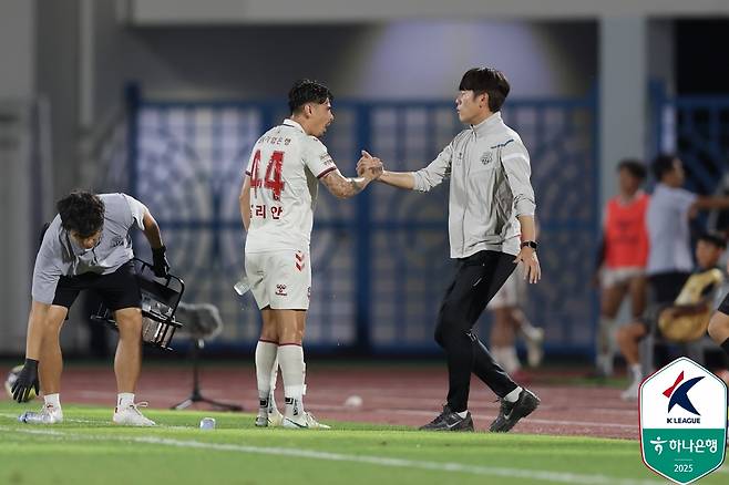 수원FC 공격수 윌리안(왼쪽)의 손을 잡는 김은중 감독. /사진=한국프로축구연맹 제공