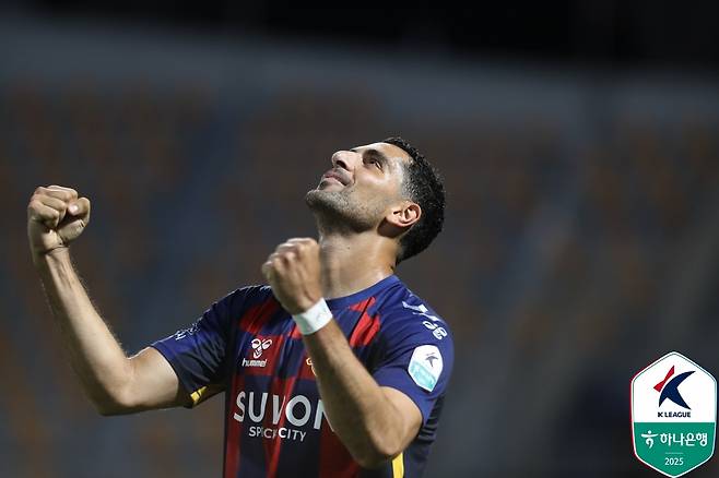 싸박이 14일 오후 7시 수원종합운동장에서 열린 하나은행 K리그1 2025 29라운드에서 페널티킥 동점골을 넣고 두 주먹을 불끈 쥐고 있다. /사진=한국프로축구연맹 제공