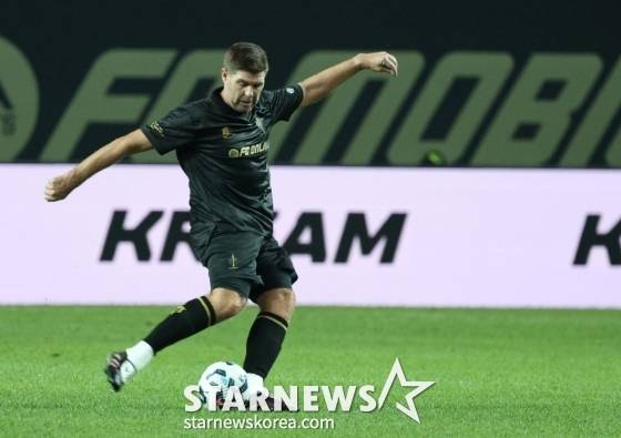 슈팅하는 스티븐 제라드. /사진=김진경 대기자