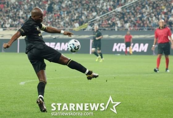 발리 슈팅을 시도하는 디디에 드로그바. /사진=김진경 대기자