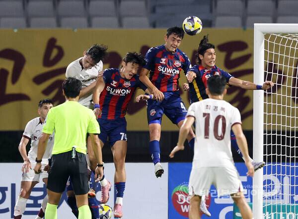 수원FC, 선수들이 광주FC 공격을 문전에서 수비를 하는 모습