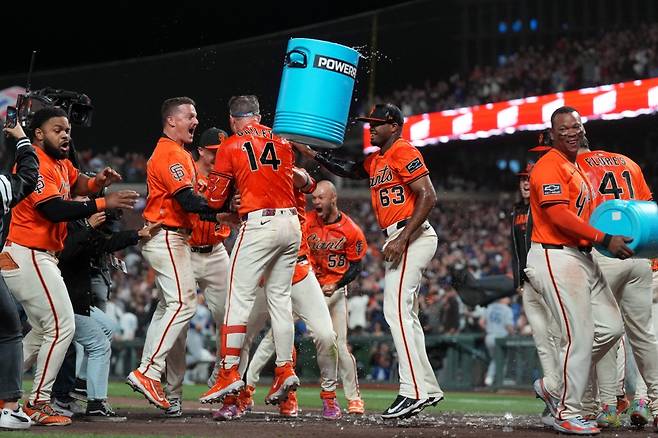 13일 미국 캘리포니아주 샌프란시스코의 오라클파크에서 열린 2025 미국 메이저리그 LA 다저스와 샌프란시스코 자이언츠의 경기, 샌프란시스코가 10회말 패트릭 베일리의 끝내기 만루홈런에 힘입어 5:1로 승리했다. Imgan Images 연합뉴스