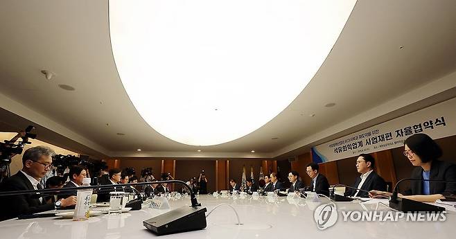 국내 석유화학 CEO들과 마주 앉은 김정관 장관 (서울=연합뉴스) 이동해 기자 = 김정관 산업통상자원부 장관이 20일 서울 중구 대한상공회의소에서 열린 석유화학업계 사업재편 자율협약식에서 모두 발언을 하고 있다. 2025.8.20 eastsea@yna.co.kr