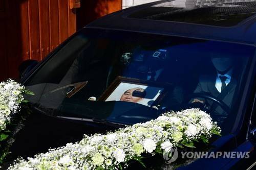 2021년 11월 27일 고 전두환 전 대통령의 유해가 서울 서대문구 연희동 자택에 임시안치를 위해 도착한 모습 [연합뉴스 자료사진]