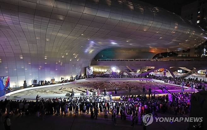 아프리카 패션쇼를 향한 관심 (서울=연합뉴스) 임화영 기자 = 13일 서울 중구 동대문디자인플라자(DDP)에서 '제8회 서울아프리카페스티벌'의 아프리카 패션쇼가 진행되고 있다. 2025.9.14 hwayoung7@yna.co.kr